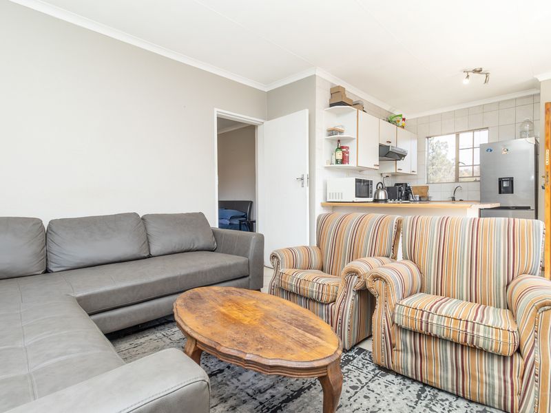 Super Sized Top Floor Apartment With Spacious Balcony and Entertainment Area - Photo 6