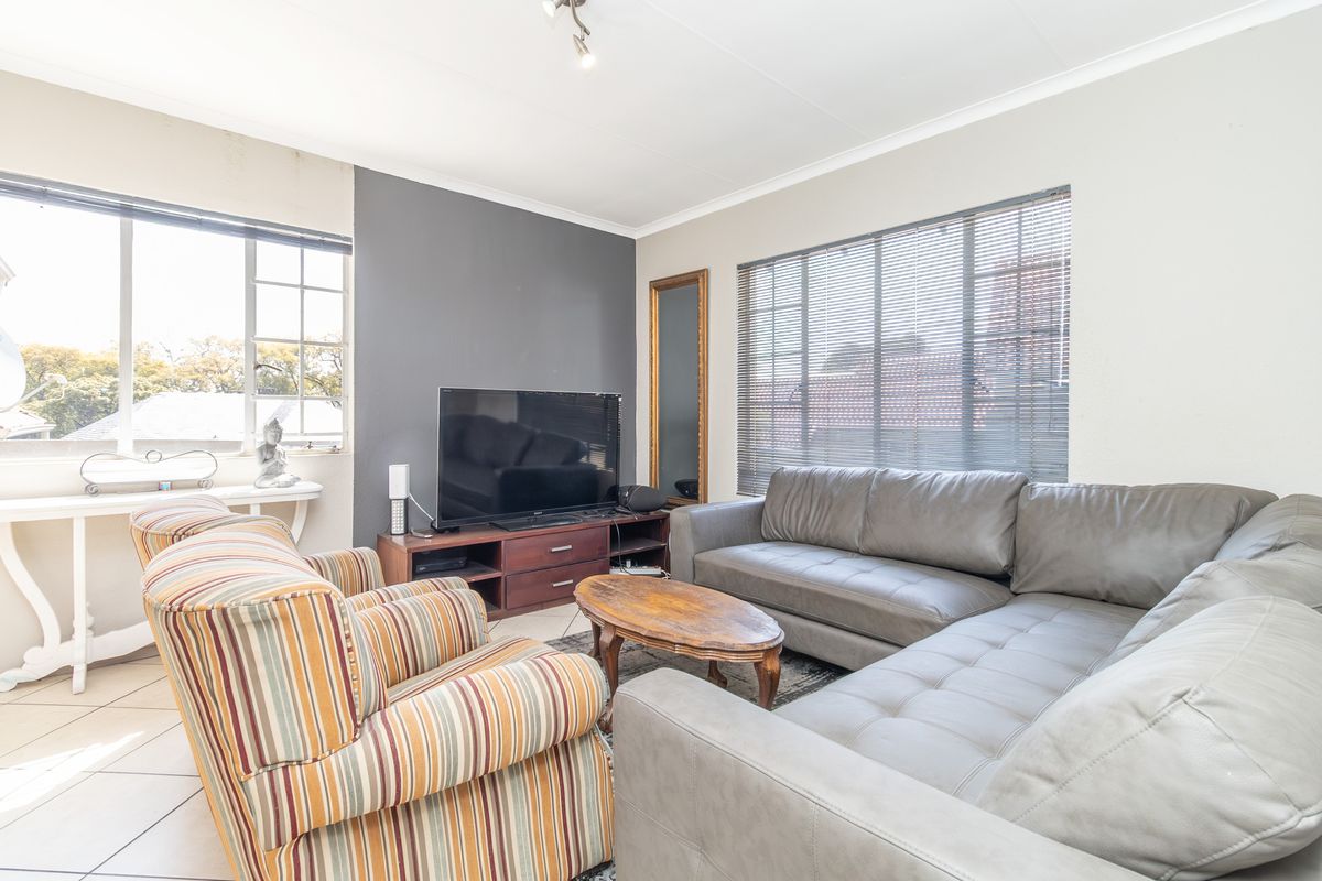Super Sized Top Floor Apartment With Spacious Balcony and Entertainment Area - Photo 5