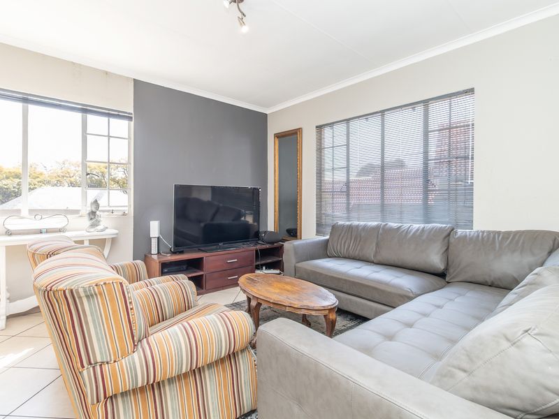 Super Sized Top Floor Apartment With Spacious Balcony and Entertainment Area - Photo 5