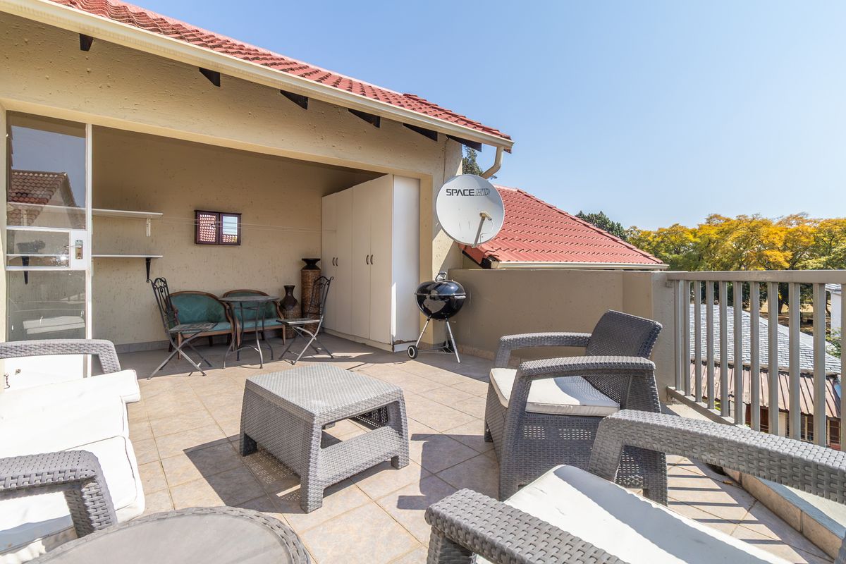 Super Sized Top Floor Apartment With Spacious Balcony and Entertainment Area - Photo 2