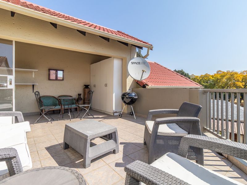 Super Sized Top Floor Apartment With Spacious Balcony and Entertainment Area - Photo 2