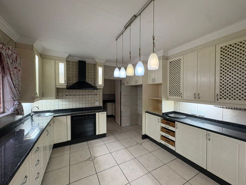 Perfect for families with Spacious living! - Photo 8