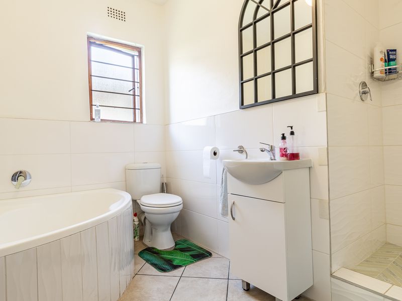 Move in ready Garden apartment - Photo 10