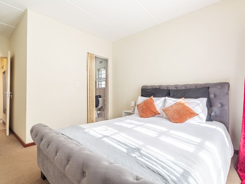 Move in ready Garden apartment - Photo 8