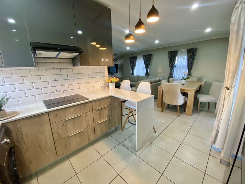 Elegant Four-Bedroom Double-Storey Home in Capital View, Lotus Gardens, Pretoria - Photo 3