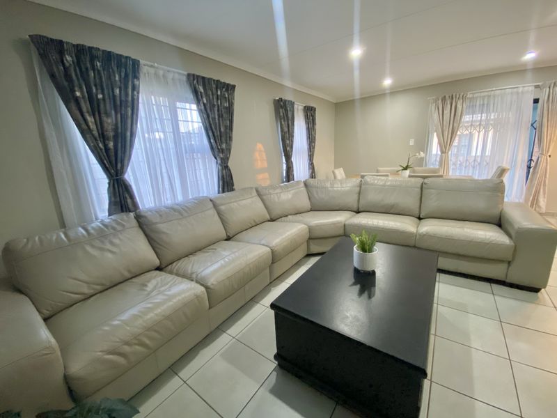 Elegant Four-Bedroom Double-Storey Home in Capital View, Lotus Gardens, Pretoria - Photo 5