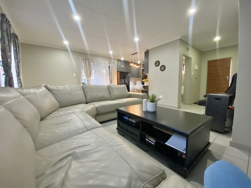 Elegant Four-Bedroom Double-Storey Home in Capital View, Lotus Gardens, Pretoria - Photo 6