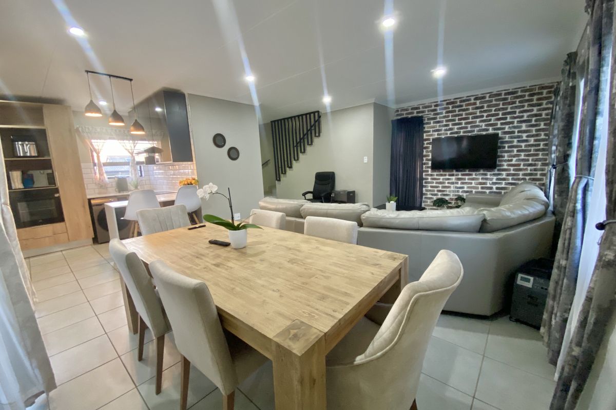 Elegant Four-Bedroom Double-Storey Home in Capital View, Lotus Gardens, Pretoria - Photo 4