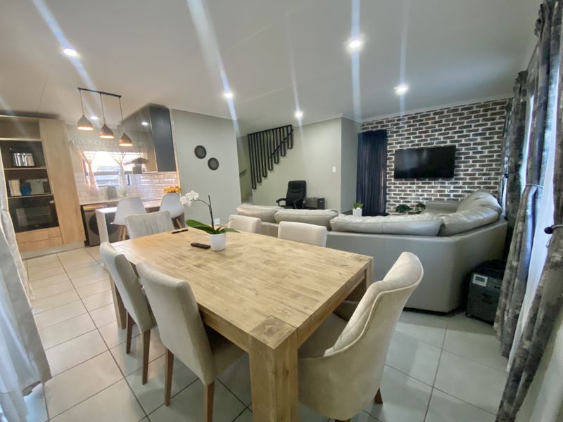 Elegant Four-Bedroom Double-Storey Home in Capital View, Lotus Gardens, Pretoria - Photo 4