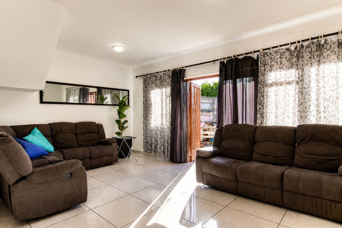 Spacious Pet-Friendly 3-Bedroom Duplex - Photo 4