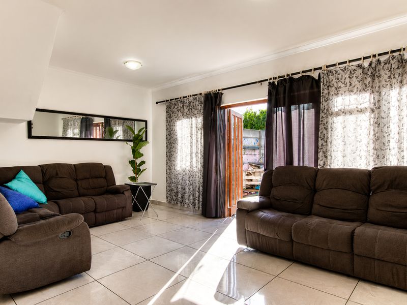 Spacious Pet-Friendly 3-Bedroom Duplex - Photo 4