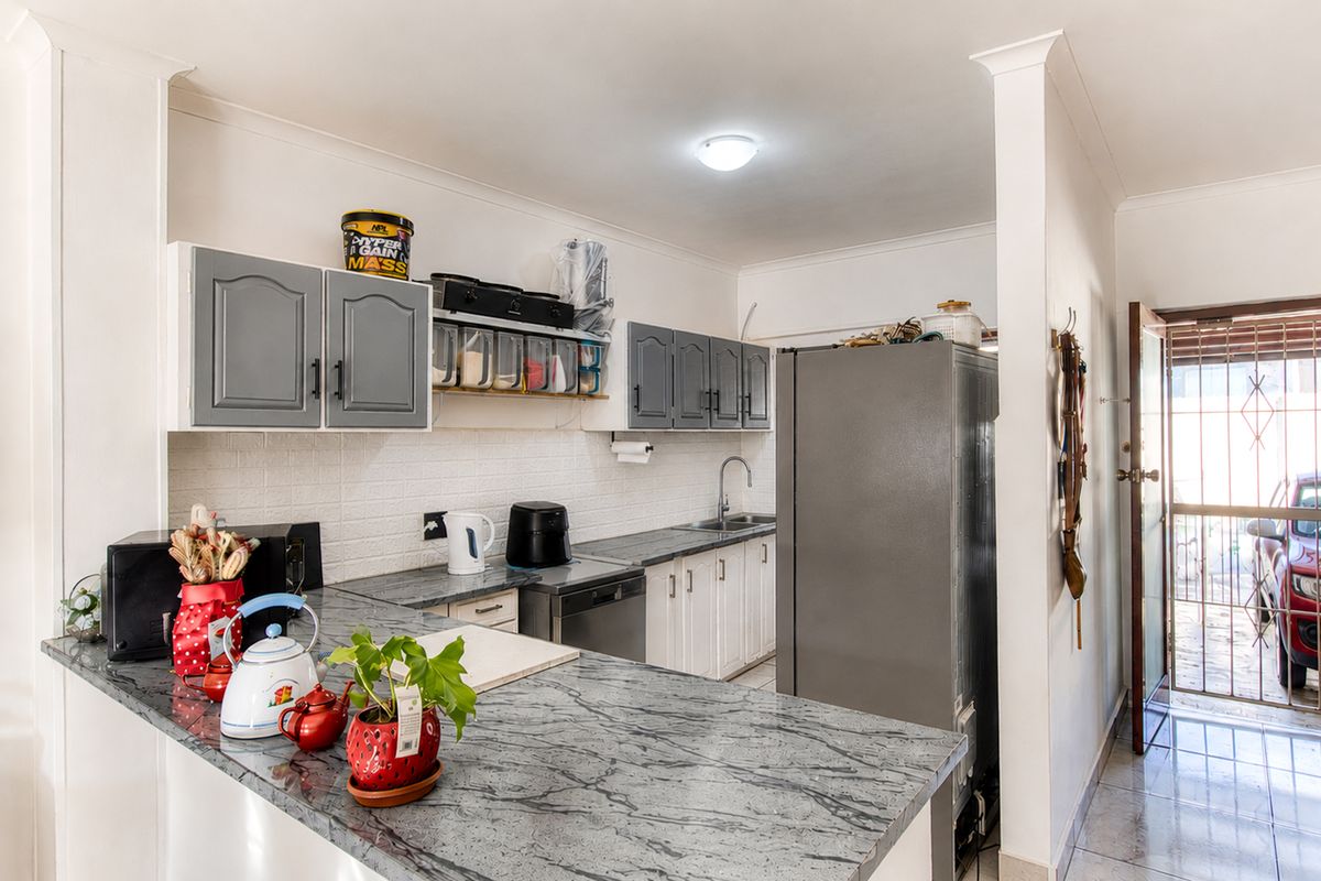 Spacious Pet-Friendly 3-Bedroom Duplex - Photo 5