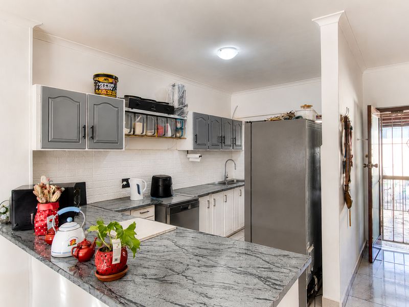 Spacious Pet-Friendly 3-Bedroom Duplex - Photo 5