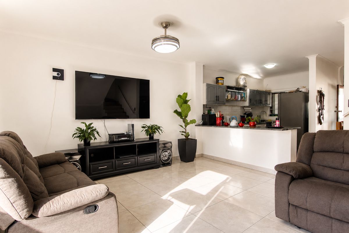 Spacious Pet-Friendly 3-Bedroom Duplex - Photo 2