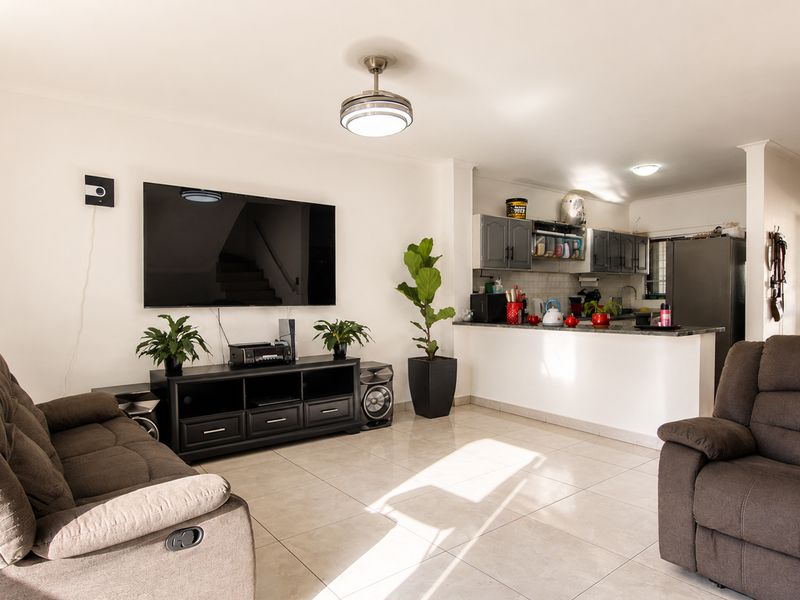 Spacious Pet-Friendly 3-Bedroom Duplex - Photo 2
