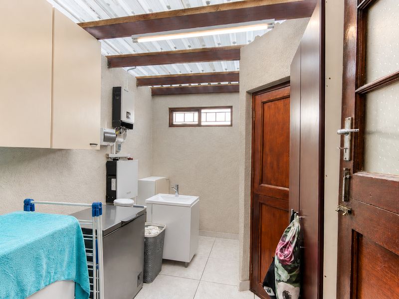 Spacious Pet-Friendly 3-Bedroom Duplex - Photo 9