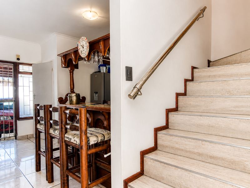 Spacious Pet-Friendly 3-Bedroom Duplex - Photo 8