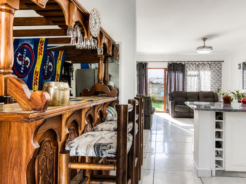 Spacious Pet-Friendly 3-Bedroom Duplex - Photo 7
