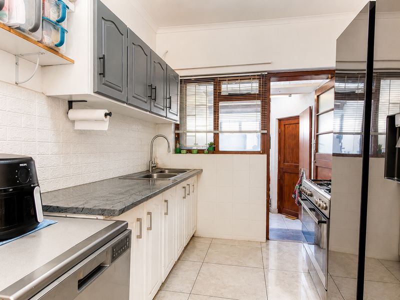 Spacious Pet-Friendly 3-Bedroom Duplex - Photo 6