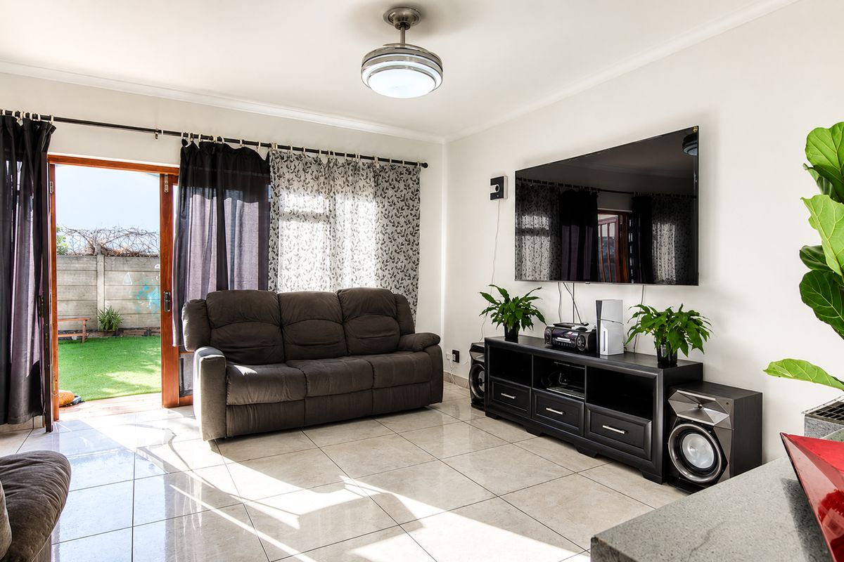 Spacious Pet-Friendly 3-Bedroom Duplex - Photo 3