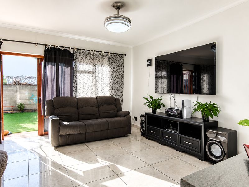 Spacious Pet-Friendly 3-Bedroom Duplex - Photo 3