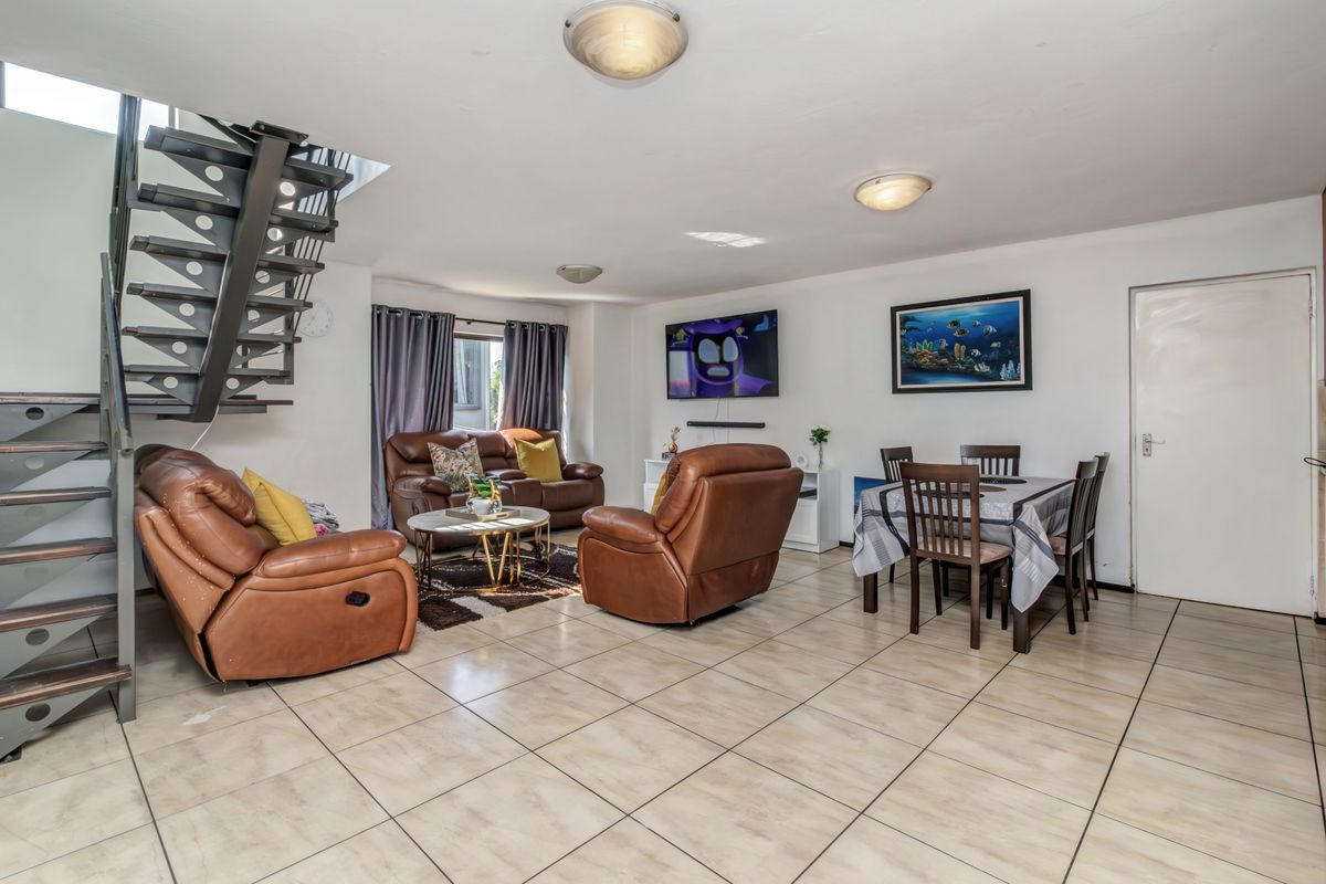 Well located, "Fix-Me-Upper", full title, freehold home with low levies - Photo 5