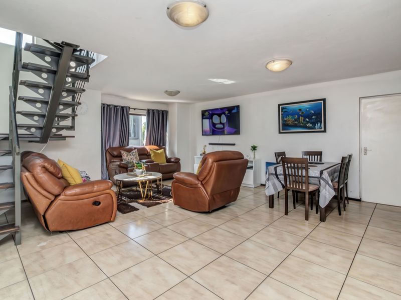 Well located, "Fix-Me-Upper", full title, freehold home with low levies - Photo 5