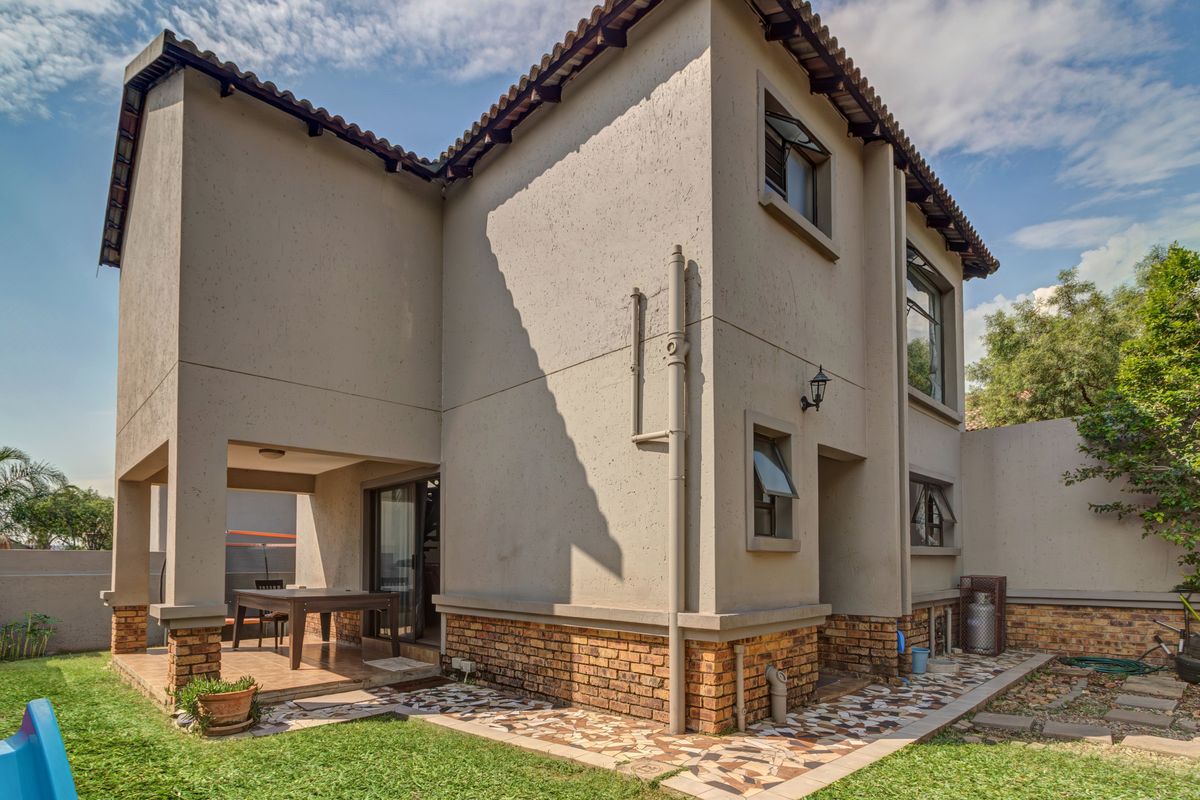 Well located, "Fix-Me-Upper", full title, freehold home with low levies - Photo 2