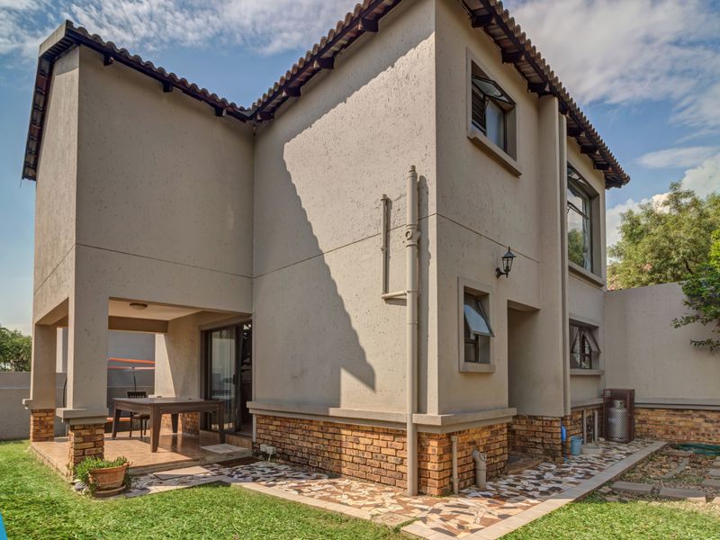 Well located, "Fix-Me-Upper", full title, freehold home with low levies - Photo 2