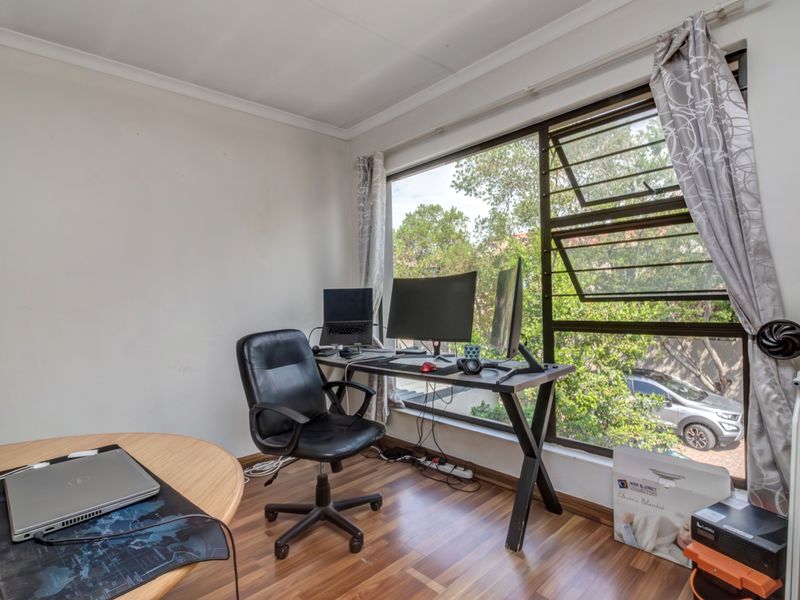 Well located, "Fix-Me-Upper", full title, freehold home with low levies - Photo 10