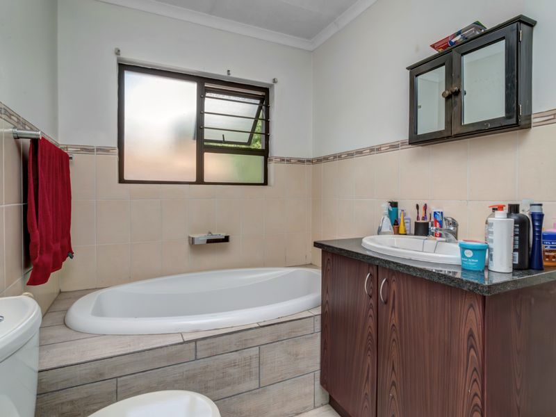 Well located, "Fix-Me-Upper", full title, freehold home with low levies - Photo 9