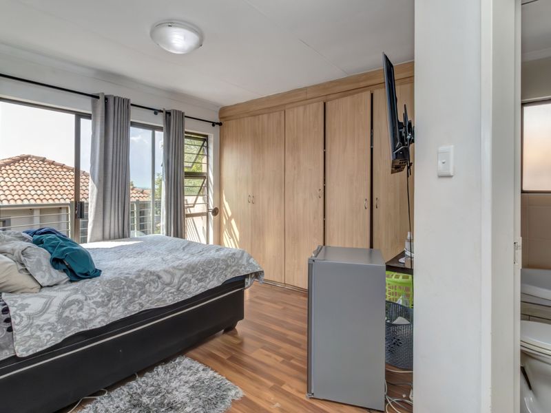 Well located, "Fix-Me-Upper", full title, freehold home with low levies - Photo 8