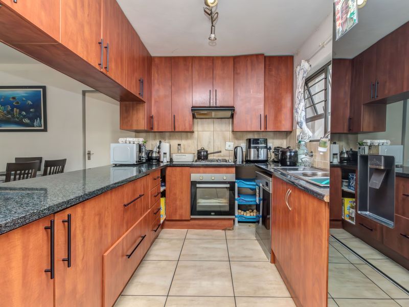 Well located, "Fix-Me-Upper", full title, freehold home with low levies - Photo 7