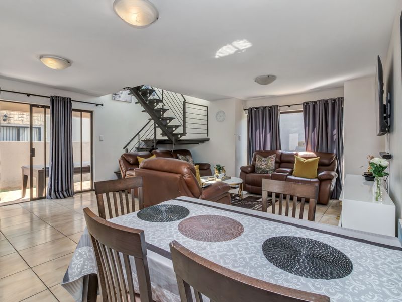 Well located, "Fix-Me-Upper", full title, freehold home with low levies - Photo 6