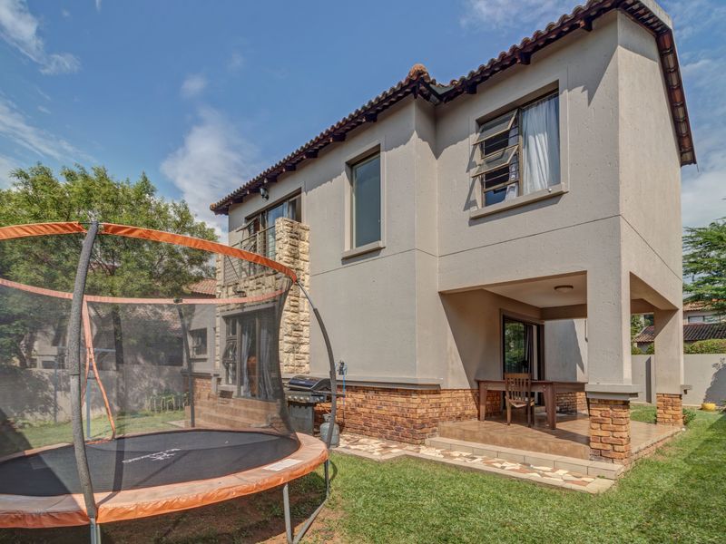 Well located, "Fix-Me-Upper", full title, freehold home with low levies - Photo 3