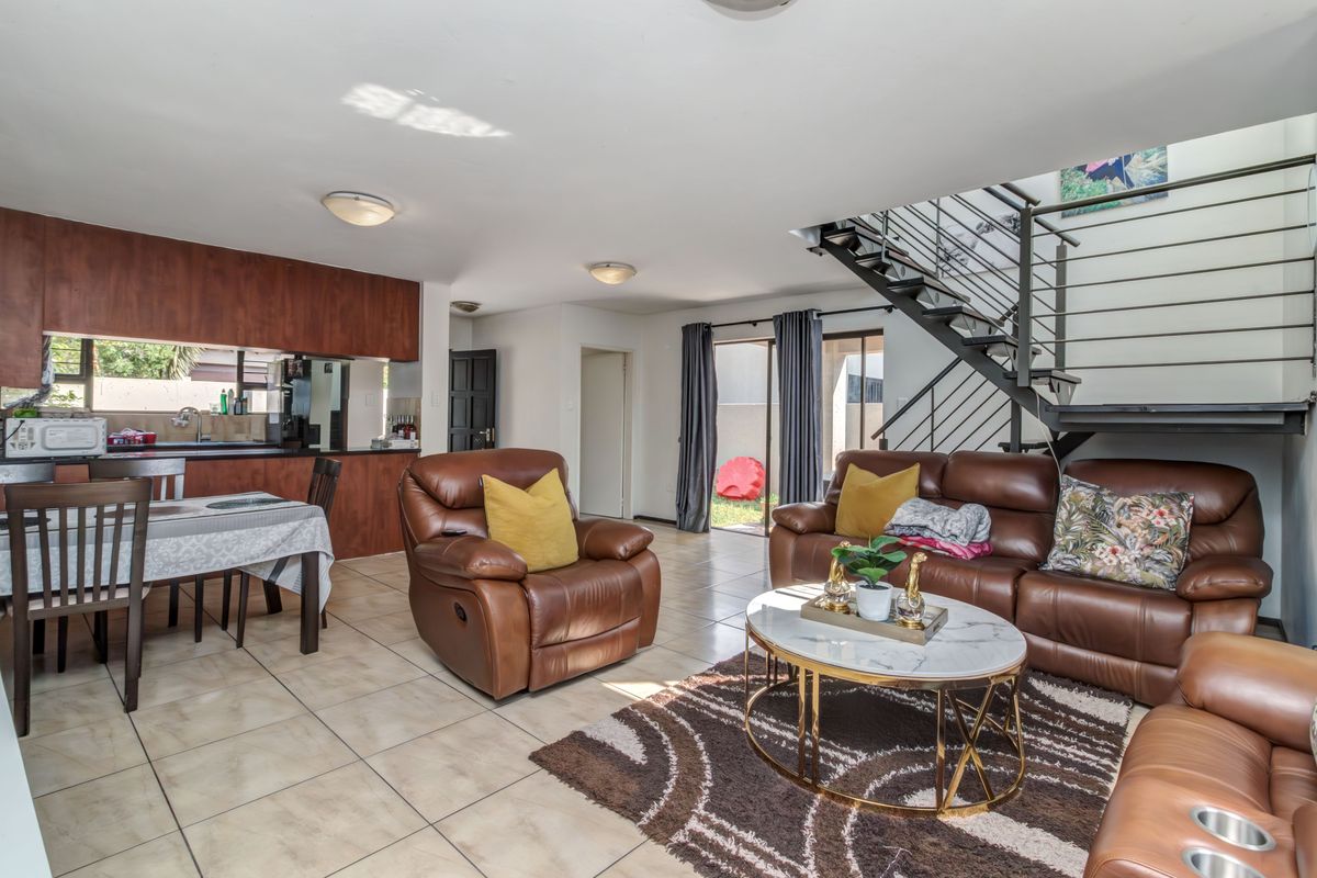 Well located, "Fix-Me-Upper", full title, freehold home with low levies - Photo 4