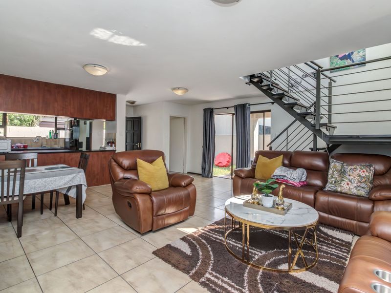 Well located, "Fix-Me-Upper", full title, freehold home with low levies - Photo 4