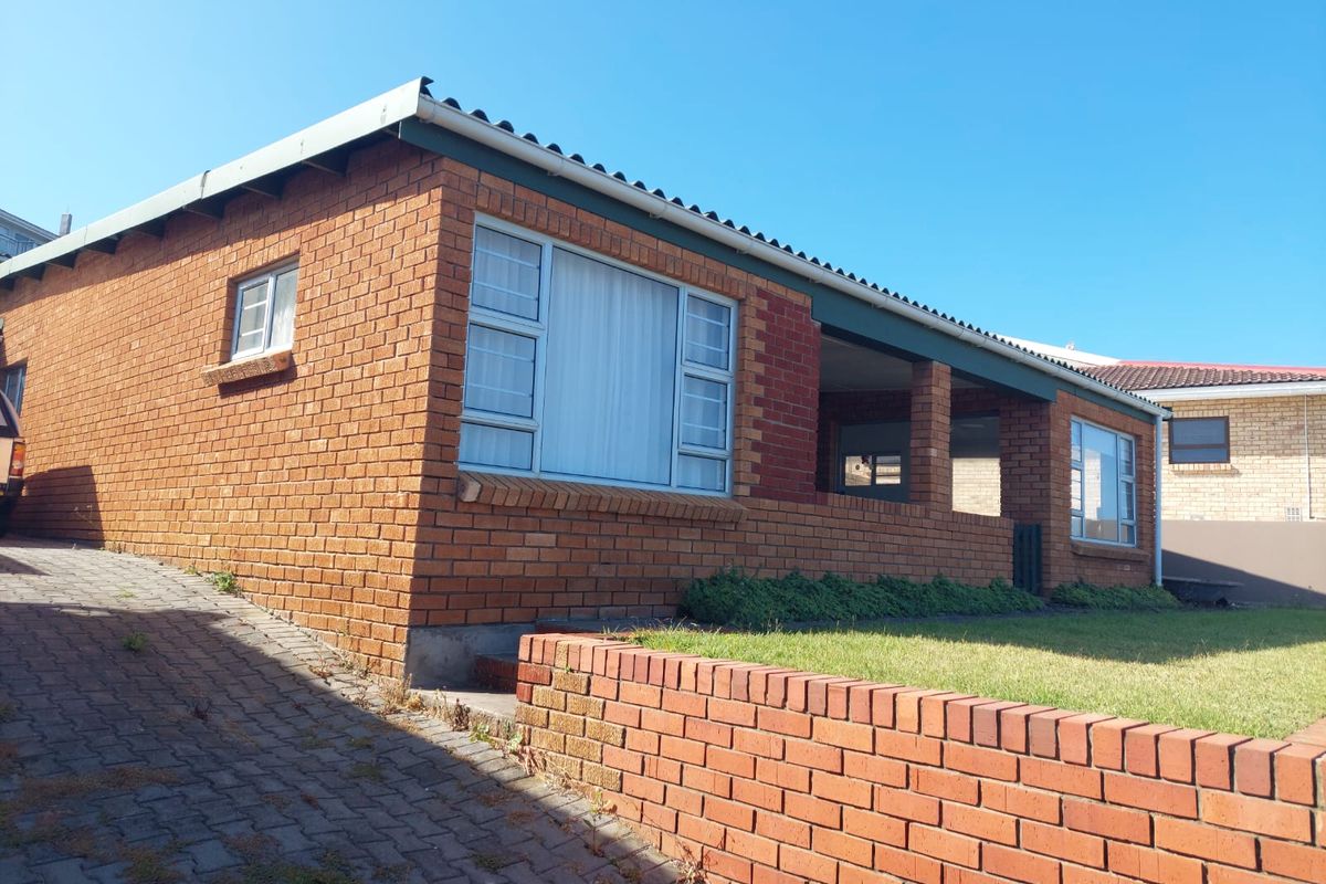 Superb family home at the coast - Photo 3