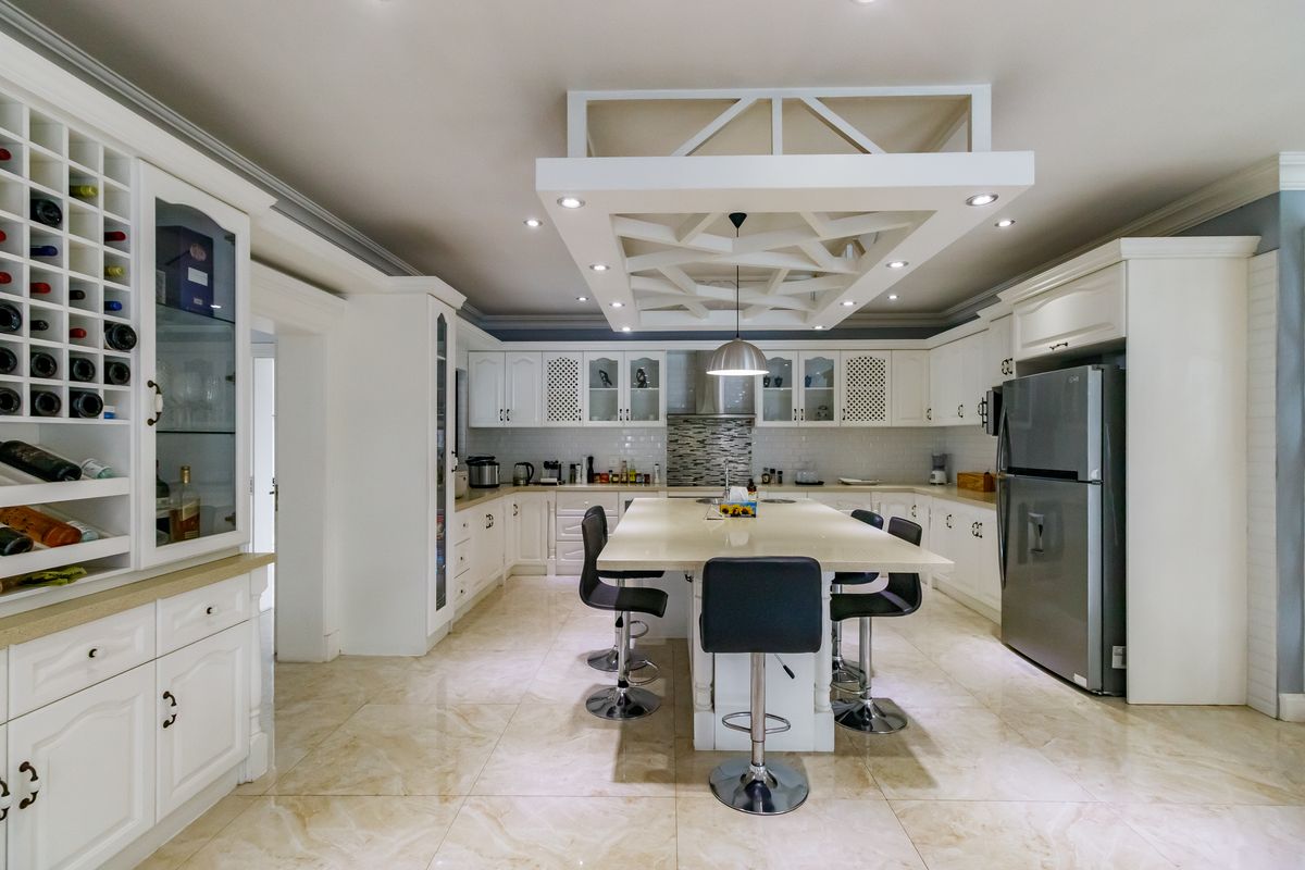 Welcome Home – Elegant Living Awaits! - Photo 4