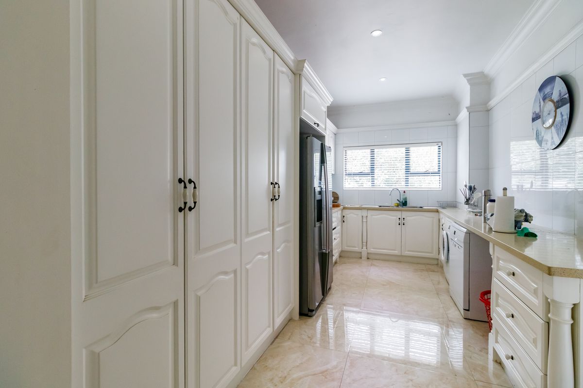 Welcome Home – Elegant Living Awaits! - Photo 5