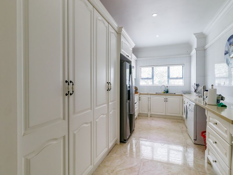 Welcome Home – Elegant Living Awaits! - Photo 5