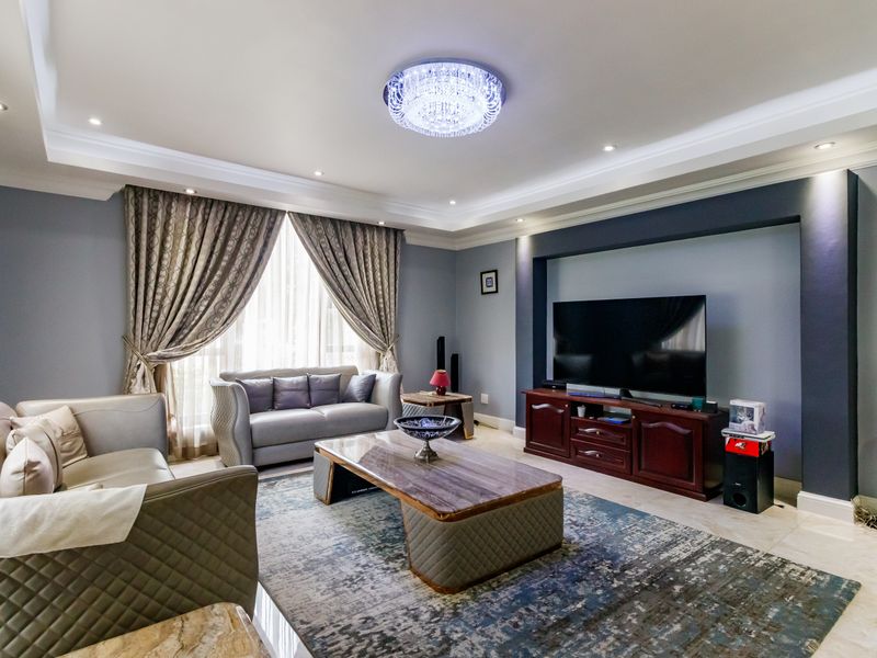 Welcome Home – Elegant Living Awaits! - Photo 8