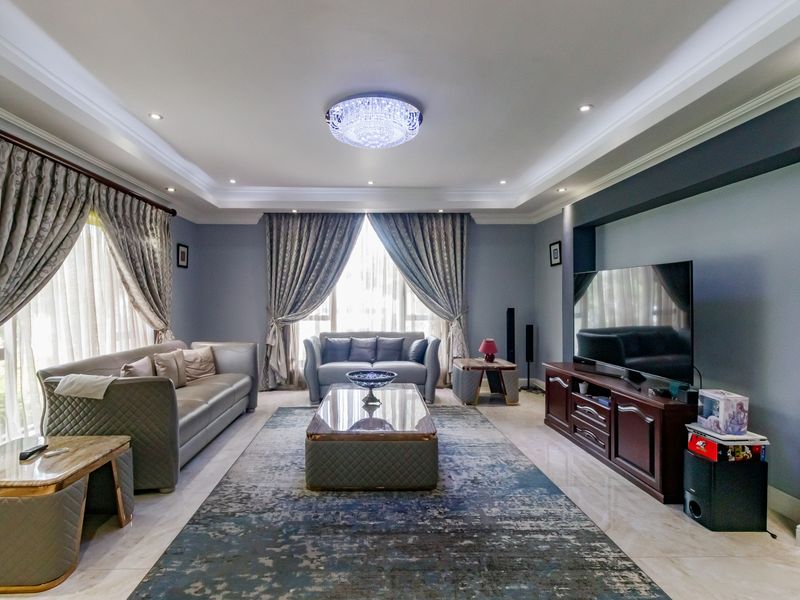 Welcome Home – Elegant Living Awaits! - Photo 7