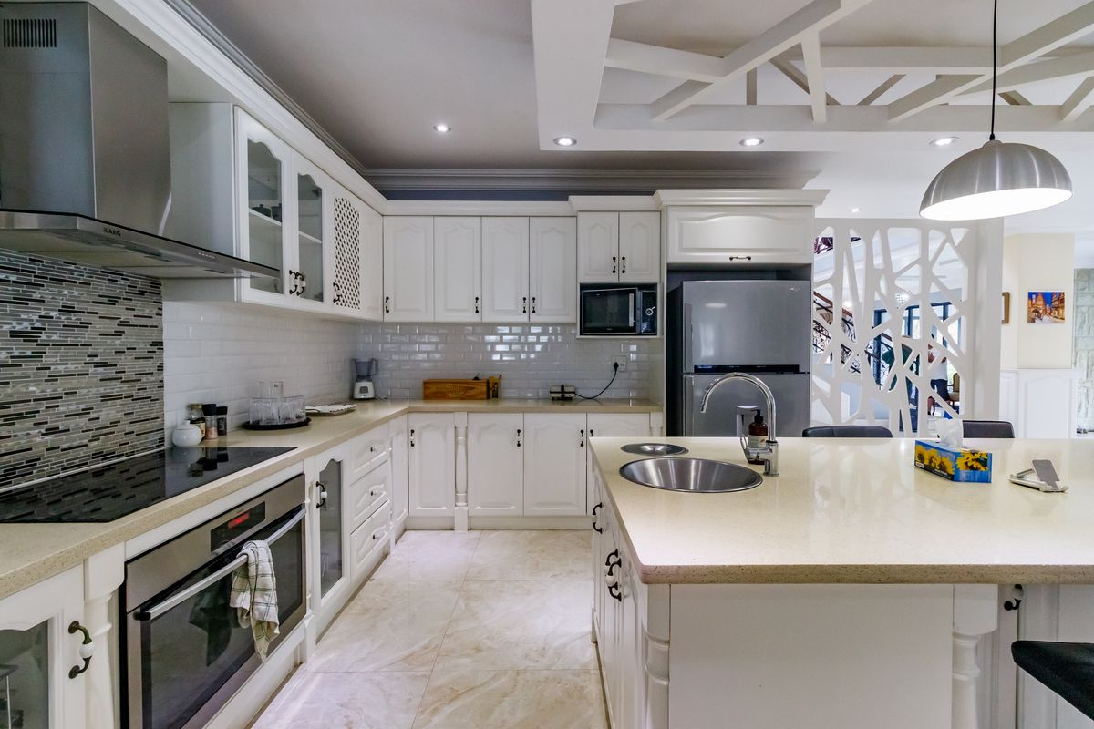 Welcome Home – Elegant Living Awaits! - Photo 2