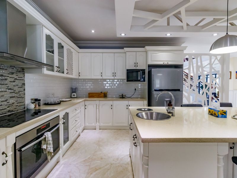 Welcome Home – Elegant Living Awaits! - Photo 2