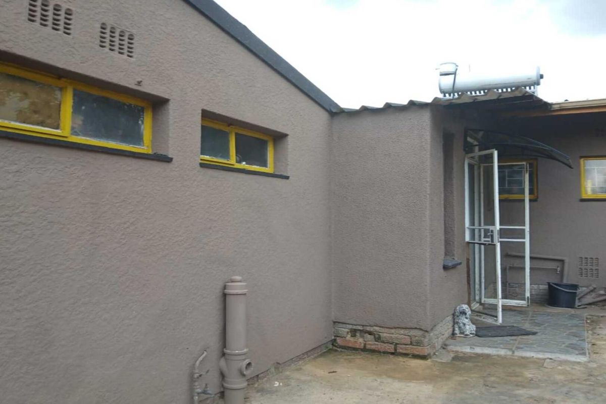 3 Bedroom house with a 2 Bedroom flat for sale in Sasolburg Ext 23 - Photo 2