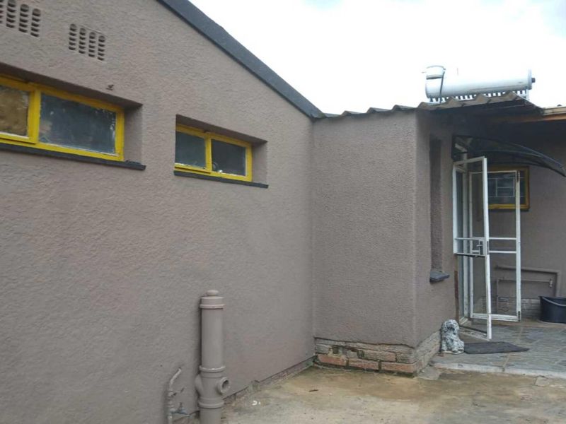 3 Bedroom house with a 2 Bedroom flat for sale in Sasolburg Ext 23 - Photo 2