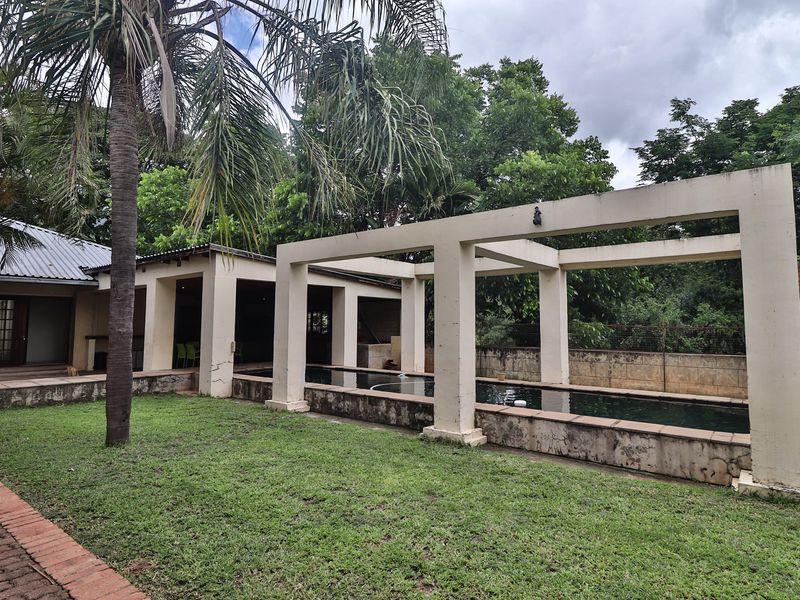 Private luxury living, where nature meets home - Photo 2