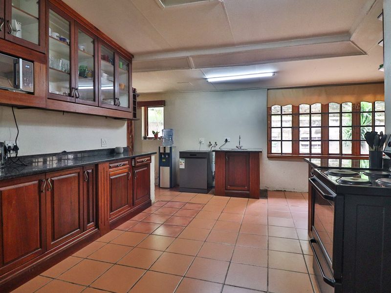 Private luxury living, where nature meets home - Photo 10