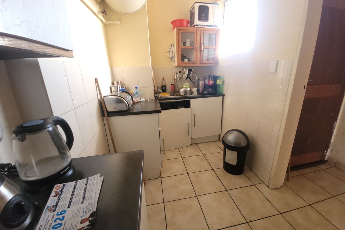 Secure One-Bedroom Flat, Great Investment Potential - Photo 2